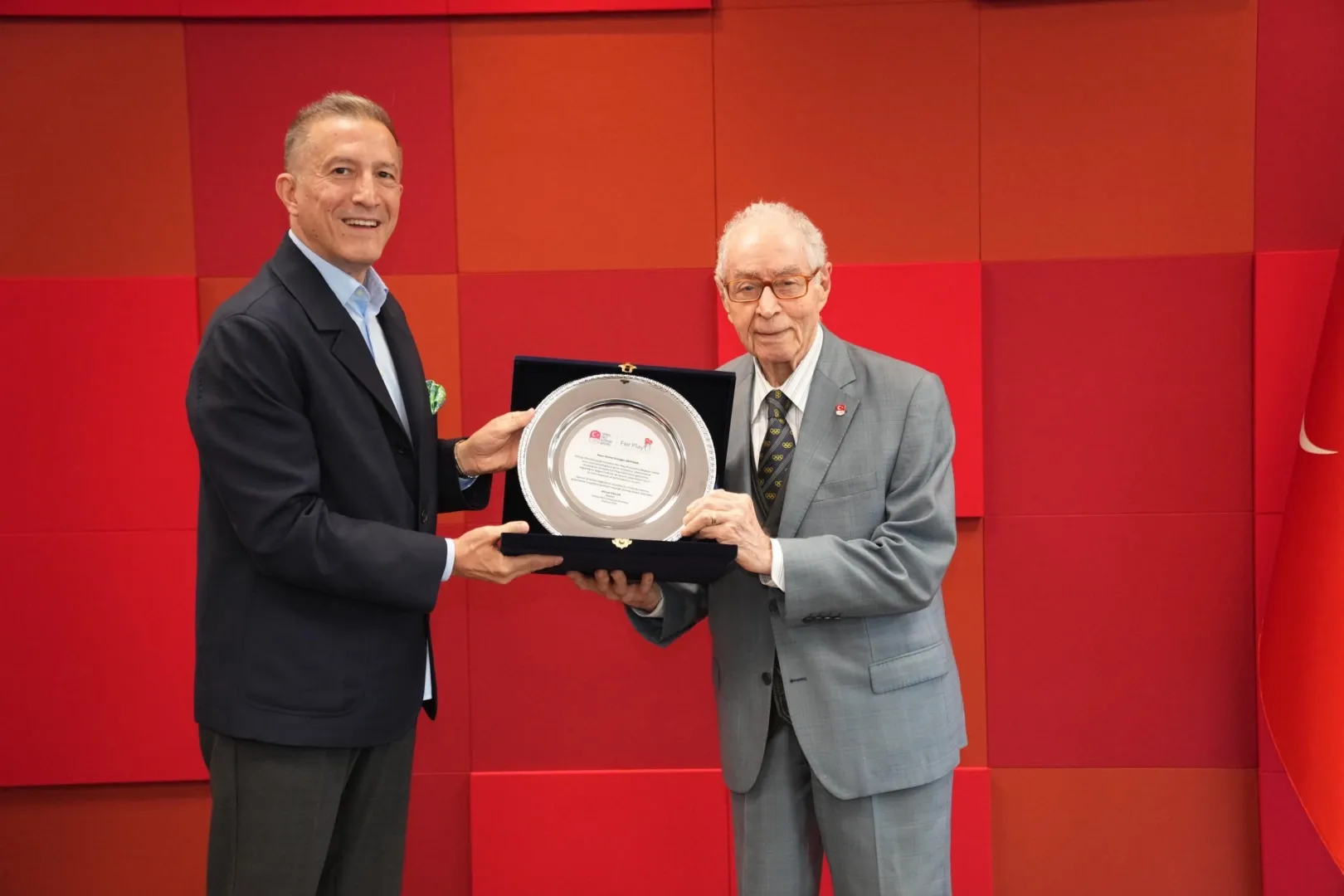Erdoğan Arıpınar Awarded Fair Play Service Honorary Award 